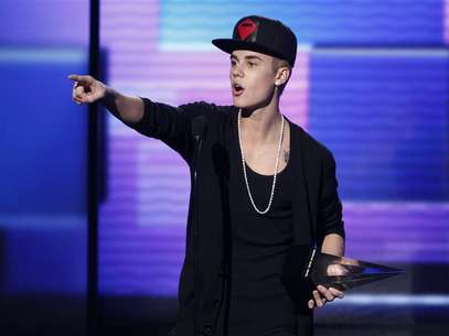 Justin Bieber accepts the award for favorite pop rock album for "Believe" at the 40th American Music Awards in Los Angeles, California, November 18, 2012. Foto: Danny Moloshok / Reuters