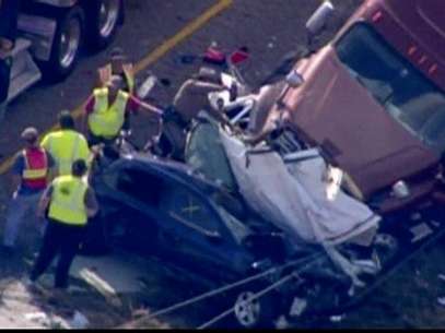 Emergency personnel, on the scene of a pileup of 80 to 100 vehicles on a foggy Texas interstate near Beaumont, are pictured in this still image taken from video courtesy of KPRC-TV, November 22, 2012. Foto: KPRC-TV / Reuters