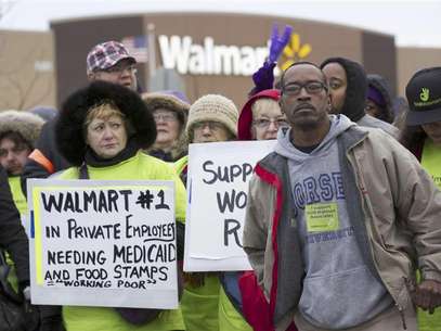 Protesters demonstrate outside a Walmart store in Chicago November 23, 2012. Black Friday, the day following the Thanksgiving Day holiday, has traditionally been the busiest shopping day in the United States. Foto: John Gress / Reuters