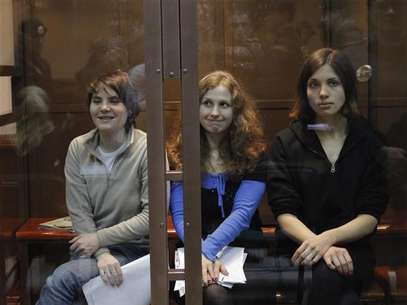 Members of the female punk band "Pussy Riot" (L-R) Yekaterina Samutsevich, Maria Alyokhina and Nadezhda Tolokonnikova sit in a glass-walled cage before a court hearing in Moscow October 10, 2012. Foto: Maxim Shemetov / Reuters
