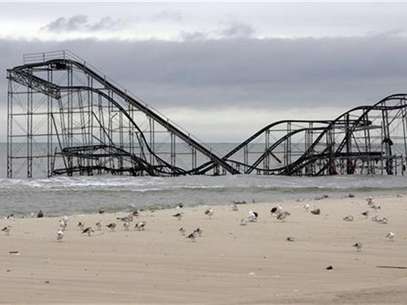 The extensive damage to an amusement park roller coaster in the aftermath of Hurricane Sandy is seen in Seaside Heights, New Jersey, November 13, 2012. Foto: Tom Mihalek / Reuters