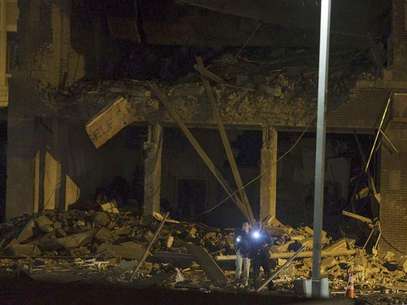 Officials survey damage in the rubble of a destroyed building in downtown Springfield, Massachusetts November 23, 2012. Foto: Scott Eisen / Reuters
