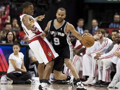 El francés Tony Parker (9) de los Spurs de San Antonio trabaja contra la marca de Kyle Lowry, izquierda, de los Raptors de Toronto durante la primera mitad del encuentro del domingo 25 de noviembre de 2012, en Toronto.  Foto: The Canadian Press, Aaron Vincent Elkaim / AP