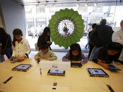 Young holiday shoppers interact with the iPad at the Apple Store during Black Friday in San Francisco, California, November 23, 2012. Foto: Stephen Lam / Reuters