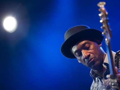 U.S. jazz bassist Marcus Miller performs onstage during the tribute to Miles Davis evening at the 45th Montreux Jazz Festival in Montreux July 13, 2011. Foto: Valentin Flauraud / Reuters