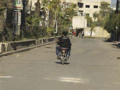 Free Syrian Army fighters ride a motorcycle in Daria, near Damascus November 24, 2012. Foto: Fadi Al-Derani / Reuters