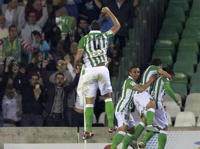 Amaya, con el 4 en la camiseta, salta festejando el gol de Beñat al Madrid. Foto: Marcelo del Pozo / Reuters