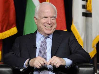 Senator John McCain reacts to a remark during the University of Southern California's Schwarzenegger Institute for State and Global Policy inaugural Symposium in Los Angeles, California, September 24, 2012. Foto: Gus Ruelas / Reuters