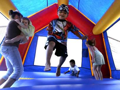 En esta foto del 11 de septiembre del 2005 un grupo de niños juega en un castillo inflable en Vidor, Texas. Un estudio a nivel nacional difundido el 26 de noviembre del 2012 halló que esos juegos pueden ser peligrosos y que aumenta el número de niños heridos en ellos  Foto: LM Otero, Archivo / AP