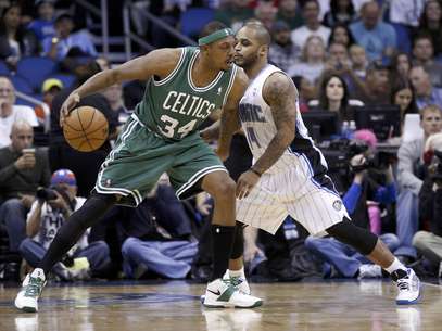 El alero de los Celtics de Boston Paul Pierce (34) controla el balón en contra del base del Magic de Orlando Jameer Nelson (14) durante la primera mitad del encuentro del domingo 25 de noviembre de 2012, en Orlando, Florida.  Foto: Scott Iskowitz / AP