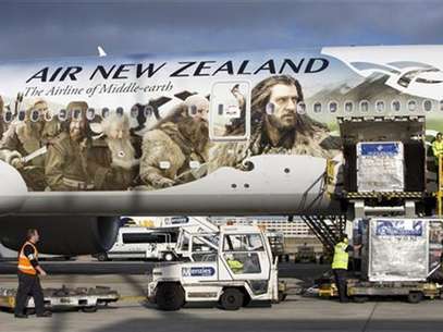 An Air New Zealand Boeing 777-300ER featuring livery advertising the film The Hobbit: An Unexpected Journey is loaded by ground crew after landing at Heathrow Airport, en route to Los Angeles and then Auckland, in London. November 25, 2012. The aircraft is picking up actors and crew along the route to attend the film's premiere in New Zealand. Foto: Neil Hall / Reuters