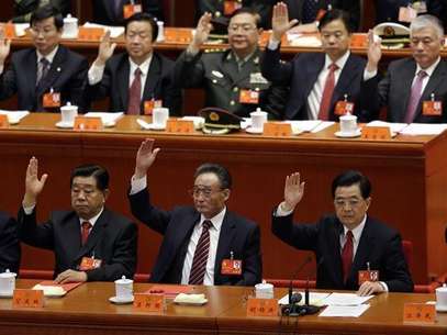 (Front row, from L to R) China's Vice President Xi Jinping, top political advisor Jia Qinglin, chairman of the Standing Committee of National People's Congress Wu Bangguo, China's President Hu Jintao and former President Jiang Zemin raise their hands as they take a vote at the closing session of the 18th National Congress of the Communist Party of China at the Great Hall of the People in Beijing, November 14, 2012. Foto: Jason Lee / Reuters