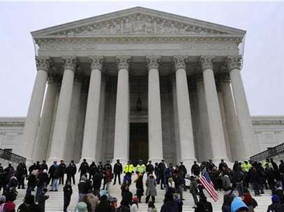 Police form a line after arresting demonstrators on the steps of the U.S. Supreme Court building, on the anniversary of the Citizens United decision, in Washington, January 20, 2012. Foto: Jonathan Ernst / Reuters