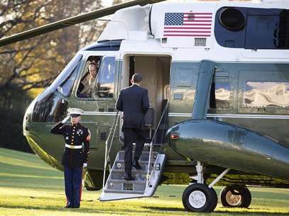 U.S. President Barack Obama boards Marine One before departing for a trip to Thailand, Burma and Cambodia from the White House in Washington November 17, 2012. Foto: Joshua Roberts / Reuters