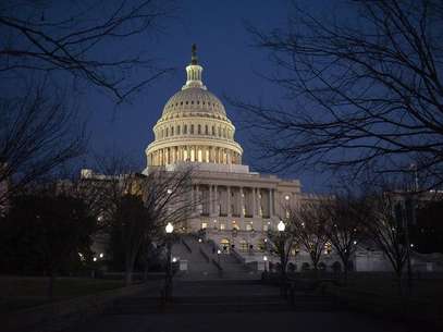 Darkness sets in over the U.S. Capitol building hours before U.S. President Barack Obama is set to deliver his State of the Union address to a joint session of Congress on Capitol Hill in Washington January 24, 2012. Foto: Jonathan Ernst / Reuters