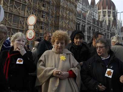 Hungarians protest outside a parliament building against anti-semitic remarks by a far-right politician in Budapest November 27, 2012. Foto: Bernadett Szabo / Reuters