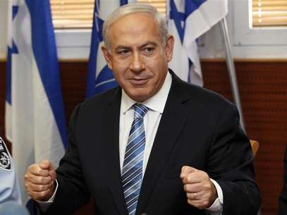 Israel's Prime Minister Benjamin Netanyahu gestures during his visit to the police headquarters in Jerusalem November 22, 2012. Foto: Gali Tibbon / Reuters