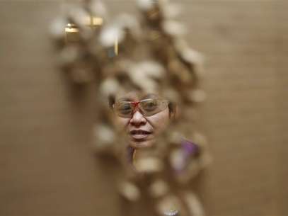 Bureau of Internal Revenue (BIR) Commissioner Kim Henares inspects her target board during target shooting inside a firing range in Mandaluyong city, metro Manila October 26, 2012. Foto: Romeo Ranoco / Reuters