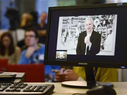 WikiLeaks founder Julian Assange, speaking during a teleconference from Ecuador's embassy in central London, is pictured on a screen during a news conference in Brussels November 27, 2012. Foto: Eric Vidal / Reuters