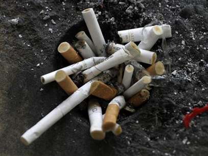 Cigarette butts in an ashtray in Los Angeles, California, May 31, 2012. Foto: Jonathan Alcorn / Reuters