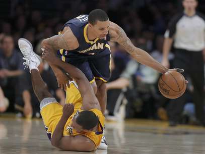 George Hill, de los Pacers de Indiana, de pie, captura un balón perdido sobre Chris Duhon, de los Lakers de Los Angeles, en la segunda mitad del partido en Los Angeles. Foto: Jae C. Hong / AP
