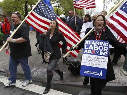 Donna J. Gaspero (R), an American Airlines flight attendant for 37 years, marches with Laura Glading (C), president of the Association of Professional Flight Attendants (APFA), during a rally to save jobs at American Airlines and American Eagle, as hearings to void labor contracts begin at the U.S. Bankruptcy Court in New York in this April 23, 2012, file photo. Pilots at United Airlines and American Airlines are due to vote in coming weeks on new labor contracts that in some cases offer the first significant raises in almost a decade. But the carriers, citing high risks that the recovery in their fortunes could stall, are not prepared to improve contracts across the board, industry experts and airline executives say. That means labor relations could remain rocky. Flight attendants for U.S. Airways Group voted overwhelmingly last week to authorize a strike, saying their latest contract offer still reflects the days when airline profits were in free-fall. To match Analysis AIRLINES-LABOR/ Foto: Mike Segar / Reuters