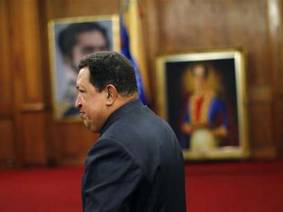 Venezuelan President Hugo Chavez points at a map as he speaks during a Council of Ministers at Miraflores Palace in Caracas November 15, 2012. Foto: Miraflores Palace / Reuters