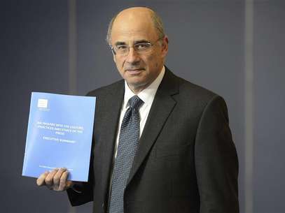 Lord Justice Brian Leveson poses with an executive summary of his report following an inquiry into media practices in central London November 29, 2012. Foto: Paul Hackett / Reuters