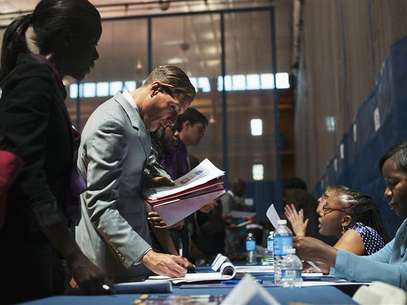Job seekers speak to recruiters at a job fair sponsored by the New York Department of Labor in New York, June 7, 2012. Foto: Keith Bedford / Reuters