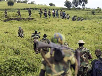 M23 rebel fighters walk as they withdraw near the town of Sake, some 42 km (26 miles) west of Goma November 30, 2012. A rebel pullback from Goma, seized by M23 from fleeing United Nations-backed government forces on November 20, would signal some progress in international efforts to halt the eight-month-old insurgency in eastern Democratic Republic of Congo. Foto: Goran Tomasevic / Reuters