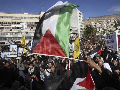 People wave Palestinian flags during a rally in the West Bank city of Nablus, supporting the resolution that would change the Palestinian Authority's United Nations observer status from "entity" to "non-member state" November 29, 2012. Foto: Abed Omar Qusini / Reuters