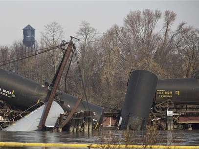 Derailed freight train cars sit semi-submerged in the waters of Mantua Creek in Paulsboro, New Jersey, November 30, 2012. A rail bridge collapsed on Friday over a creek in southern New Jersey, causing a Conrail freight train to derail and spill hazardous chemicals into the water, authorities said. Five tanks of the freight train, which was carrying vinyl chloride, fell into the Mantua Creek, which feeds into the Delaware River near Philadelphia, the U.S. Coast Guard said. Foto: Andrew Burton / Reuters