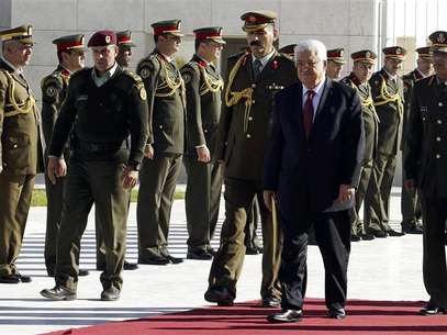 Palestinian President Mahmoud Abbas (2nd R) reviews an honour guard during a ceremony in the West Bank city of Ramallah December 2, 2012. Israel said on Sunday it was withholding this month's transfer of tax revenues to the Palestinian Authority, after the United Nations' de facto recognition of a Palestinian state. Foto: Nasser Shiyoukhi / Reuters