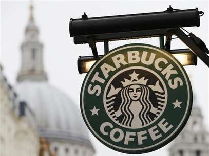 St Paul's Cathedral is pictured behind signage for a Starbucks coffee shop in London October 8, 2012. Picture taken October 8, 2012. Foto: Luke Macgregor / Reuters