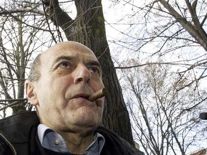 Democratic Party (PD) leader Pier Luigi Bersani arrives to cast his vote at a polling station in Piacenza, northern Italy December 2, 2012. The two finalists in a primary to choose the centre-left candidate for prime minister in next year's Italian elections face judgement day on Sunday in a run-off primary after a bitter campaign. The contest will decide whether Bersani, 61, or Matteo Renzi, 37, stand in national elections early next year against a still-to-be-chosen centre-right candidate to take over from Prime Minister Mario Monti. Foto: Alessandro Garofalo / Reuters
