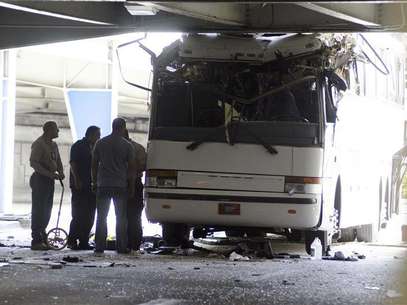 Miami International Airport Police and fire rescue personnel investigate the crash of a tour bus containing 30 passengers that struck an overpass at the Miami International Airport, Florida December 1, 2012. At least one person was killed and the seven injured were taken to a hospital. Foto: Gaston De Cardenas / Reuters