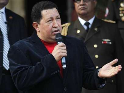 Venezuela's President Hugo Chavez talks to the media after a meeting with Brazil's Foreign Minister Antonio Patriota at the Miraflores Palace in Caracas November 1, 2012. Foto: Carlos Garcia Rawlins / Reuters