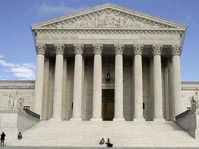 People relax on the steps of the U.S. Supreme Court in Washington, March 25, 2012. Foto: Stelios Varias / Reuters