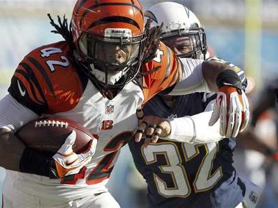 Cincinnati Bengals running back BenJarvus Green-Ellis (42) is pushed out-of-bounds by San Diego Chargers free safety Eric Weddle (32) after a 41-yard run in the first half of their NFL football game in San Diego, California December 2, 2012. Foto: Alex Gallardo / Reuters