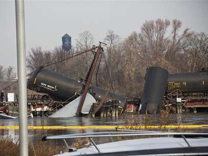 Derailed freight train cars sit semi-submerged in the waters of Mantua Creek after a train crash in Paulsboro, New Jersey November 30, 2012. A rail bridge collapsed on Friday over a creek in southern New Jersey, causing a Conrail freight train to derail and spill hazardous chemicals into the air and water, authorities said. Foto: Andrew Burton / Reuters