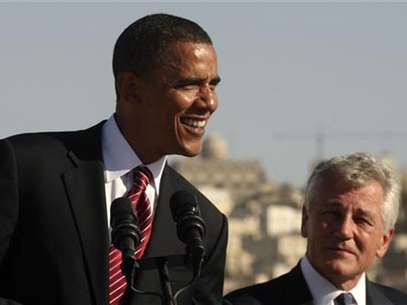 US Democratic presidential candidate Senator Barack Obama (D-IL) (L) smiles next to US Senator Chuck Hagel (R-NE) during a news conference at the Amman Citadel, an ancient Roman landmark, in Amman, Jordan, July 22, 2008. Foto: Ali Jarekji / Reuters