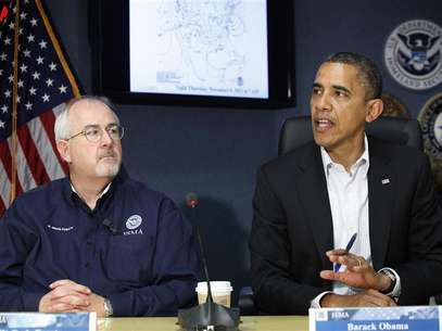 U.S. President Barack Obama (R), sitting with Federal Emergency Management Agency (FEMA) administrator William Craig Fugate (L), talks to reporters after a briefing about operations in the aftermath of Hurricane Sandy, at FEMA headquarters in Washington, November 3, 2012. Foto: Jonathan Ernst / Reuters
