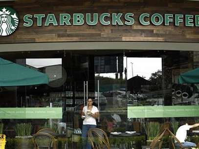 A customer with a cup of coffee leaves the new Starbucks store in San Jose June 20, 2012. Foto: Juan Carlos Ulate / Reuters