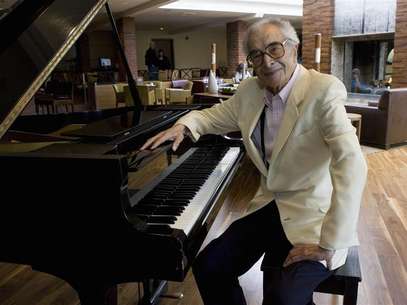 Dave Brubeck sits next to a piano in Monterey, California, September 22, 2007. A jazz giant for more than half a century, pianist Dave Brubeck has no intention of quietly passing his golden years at home relaxing with his wife, with whom he just celebrated his 65th anniversary. Foto: Kimberly White (UNITED STATES) / Reuters