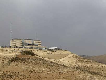 An Israeli police station is seen on a hillside in the West Bank near Jerusalem December 4, 2012. Known simply by its administrative name, E1 (East One), this exposed stretch of West Bank land is at the centre of a growing diplomatic dispute pitting Israel against both the Palestinians and also many of its Western allies. Foto: Ammar Awad / Reuters