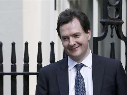 Britain's Chancellor of the Exchequer George Osborne leaves Downing Street in London, December 4, 2012. Osborne will invest 5 billion pounds ($8 billion) in schools, science and transport capital projects, the government said on Tuesday, funded by departmental savings across the next two-and-a-half years. Osborne, struggling to complete a tough austerity programme to bring down British government borrowing, has come under pressure to do more to boost a flagging economy. ( Foto: Stefan Wermuth / Reuters