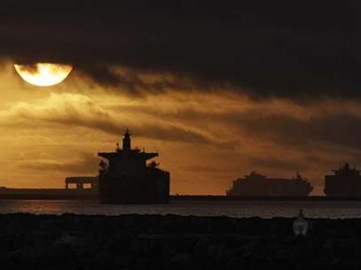A cargo ship is pictured at the Port of Long Beach, California December 4, 2012. Striking harbor clerks and management at the twin ports of Los Angeles and Long Beach agreed to federal mediation on Tuesday in a bid to end a week-old labor clash that has idled most of America's biggest cargo shipping complex. Foto: Mario Anzuoni / Reuters