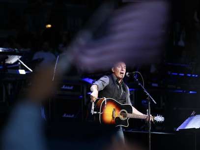 Bruce Springsteen performs for U.S. President Barack Obama at an election campaign rally in Columbus, Ohio, November 5, 2012, on the eve of the U.S. presidential elections. Foto: Jason Reed / Reuters