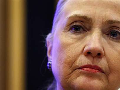 U.S. Secretary of State Hillary Clinton listens to a question during a joint news conference with Irish Prime Minister Enda Kenny at the government building in Dublin December 6, 2012. Foto: Kevin Lamarque / Reuters