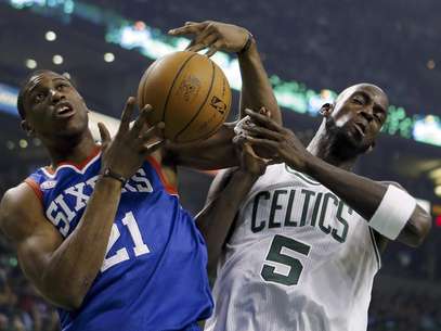 Kevin Garnett de los Celtics de Boston, disputa un rebote en el primer cuarto del juego. Foto: Michael Dwyer / AP